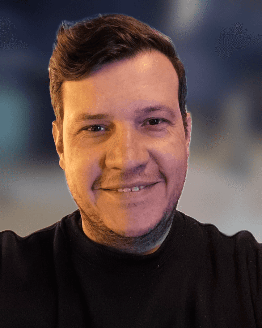 Félix Lezama, de frente y sonriente, con pelo corto castaño, barba de pocos días y suéter oscuro